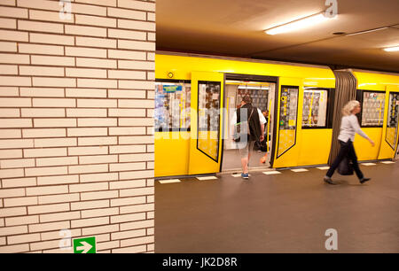 F92 jaune un train sur le réseau U-Bahn de Berlin, Allemagne Banque D'Images