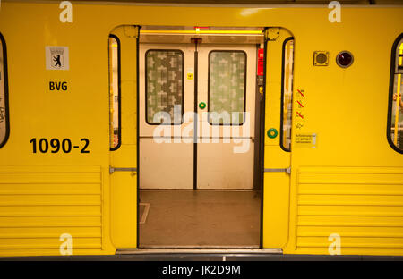 F92 jaune un train sur le réseau U-Bahn de Berlin, Allemagne Banque D'Images