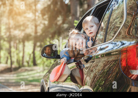 Voyager en voiture rouler ensemble famille frère et soeur se pencher hors de la fenêtre Banque D'Images