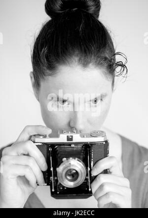 Appareil photo vintage femme utilise Banque D'Images