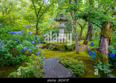 KYOTO, JAPON - Juillet 05, 2017 : Belle structure de pierres à l'intérieur du jardin Zen du Tenryu-ji, Temple du Dragon céleste. À Kyoto, au Japon. Banque D'Images