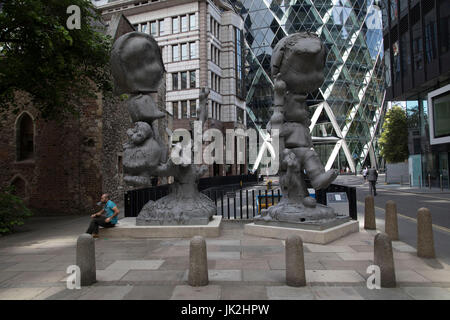 Sculpture dans la ville le 17 juillet 2017 dans la ville de Londres, Angleterre, Royaume-Uni. Chaque année, la célèbre sculpture dans la ville revient à le Square Mile, l'art contemporain œuvres de artistes de renommée internationale, dans une exposition publique des œuvres ouvertes à tout le monde à venir et d'interagir avec et de profiter. Apple Tree Boy Apple Tree Girl par Paul McCarthy 2010. Banque D'Images