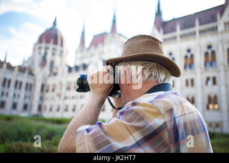 Pensionné Senior photographie Édifice du parlement de Budapest, Hongrie Banque D'Images