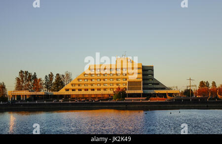 Vyborg, Russie - Oct 5, 2016. Un vieux bâtiment avec le lac au coucher du soleil à Vyborg, Russie. A 174km au nord-ouest de Vyborg de Saint-Pétersbourg et à seulement 30 km de Banque D'Images