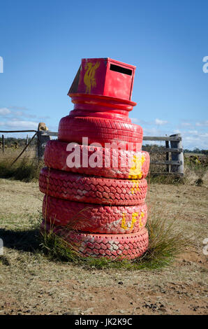 Boîte rouge sur pneumatiques, Killarney, Queensland, Australie Banque D'Images