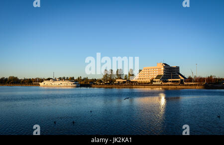 Vyborg, Russie - Oct 5, 2016. Le lac au coucher du soleil à Vyborg, Russie. A 174km au nord-ouest de Vyborg de Saint-Pétersbourg et à seulement 30 km de la Finnish Banque D'Images