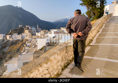 La Grèce, Îles de la mer Égée, l'île de Karpathos, Rhodes, les hommes marchant sur un petit sentier Banque D'Images