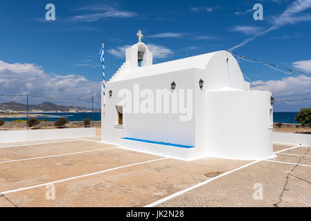 L'église blanche traditionnelle grecque à Agios Konstantinos, sur l'île de Milos. Cyclades, Grèce. Banque D'Images