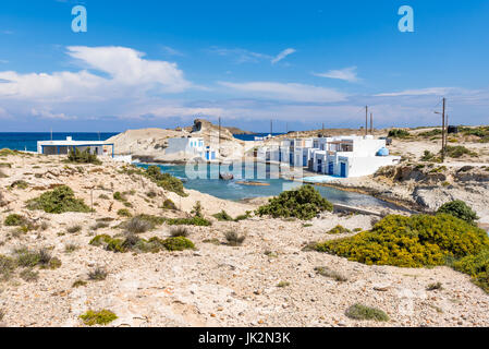 Petit et calme de l'établissement balnéaire Agios Konstantinos sur l'île de Milos. Cyclades, Grèce. Banque D'Images