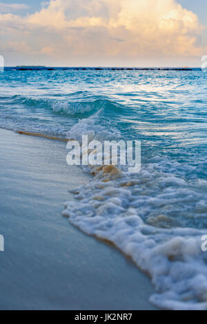 Belle île avec plage à Sandspit Maldives Banque D'Images