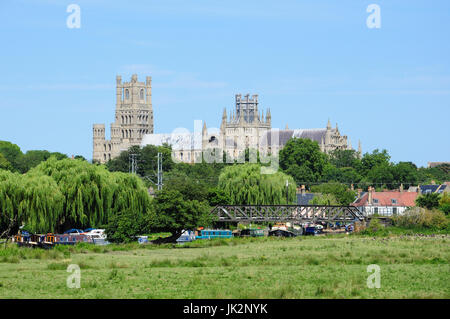 La Cathédrale Vue du sud de la rivière, Ely, Cambridgeshire, Angleterre, RU Banque D'Images