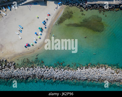 Vue aérienne d'une plage et une jetée avec des canoës, des bateaux et des parasols. Pizzo Calabro, Calabre, Italie Banque D'Images