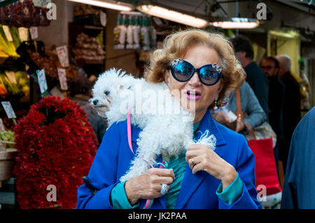 Femme avec chien dans Marché du Rialto, Venise Italie Banque D'Images