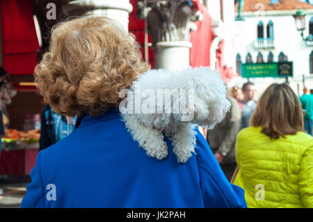 Femme avec chien dans Marché du Rialto, Venise Italie Banque D'Images