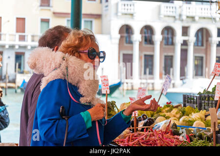 Femme avec chien dans Marché du Rialto, Venise Italie Banque D'Images