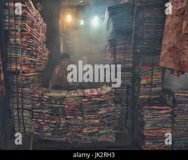 Vendeur de tissu dans le bazar, Dhaka, Bangladesh Banque D'Images