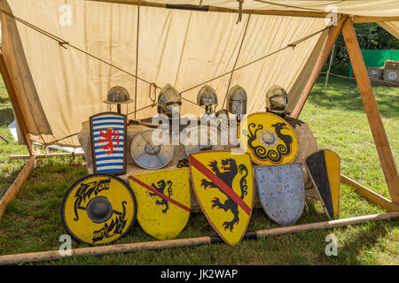 Les boucliers ronds colorés, casques coniques affichée sur medieval festival d'été. Banque D'Images