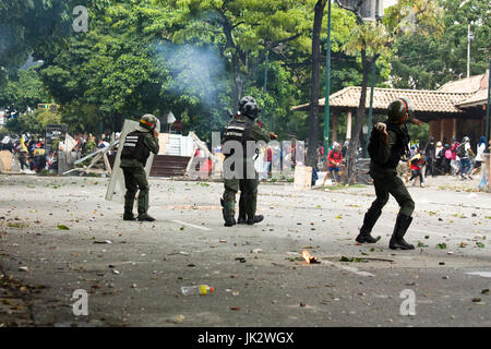 La garde nationale bolivarienne tenter de disperser un groupe de manifestants qui bloquaient les rues à Caracas pour protester contre le président Maduro. Banque D'Images