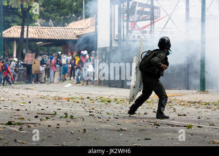 La garde nationale bolivarienne tenter de disperser un groupe de manifestants qui bloquaient les rues à Caracas pour protester contre le président Maduro. Banque D'Images