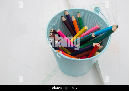 Seau de crayons de couleur Banque D'Images