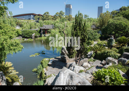 Sydney, NSW Australia-November,18,2016 : Augmentation de la vue sur le luxuriant jardin chinois de l'amitié avec l'architecture de l'étang et ibis à Sydney, Australie Banque D'Images