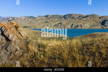 Robuste, le paysage aride des prairies avec vue sur la rivière Shoshone et Montagnes Rocheuses en arrière-plan de Foothills en été près de Cody, Wyoming, USA. Banque D'Images