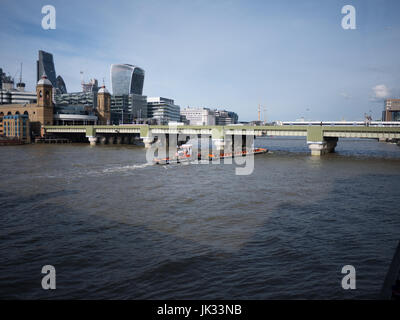 Tug boat on River Thames déménagement building des déchets en vertu de Cannon Street Bridge. Banque D'Images