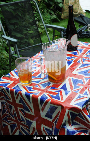 Union Jack table cloth et une cruche d'au 2017, Pimms, Chap Olympiade. Banque D'Images