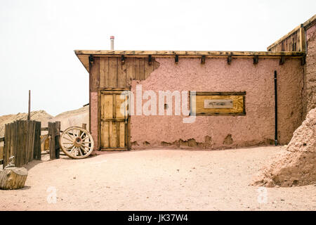 Calico Ghost Town dans le désert de Californie très proche de Nevada. Le calicot est un vieux village touristique d'exploitation minière de l'Ouest qui a été autour depuis 1881. Banque D'Images