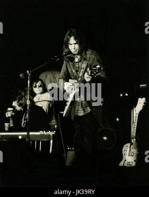 Neil Young en concert à San Francisco vers 1970s à Fillmore West. Banque D'Images