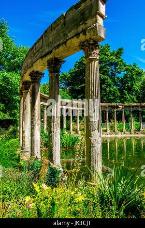 La colonnade classique et l'étang dans le beau Parc Monceau (1778) Banque D'Images
