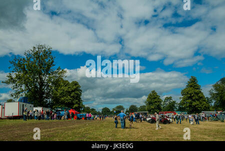 Les personnes bénéficiant d'une journée au festival vapeur Cheshire Cheshire UK Chelford Astle Park Banque D'Images