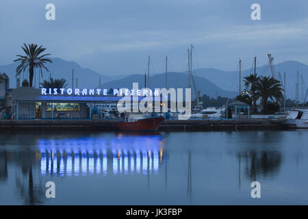 Italie, Sardaigne, Sardaigne orientale, région de l'Ogliastra, port d'Arbatax, pizzeria, crépuscule Banque D'Images