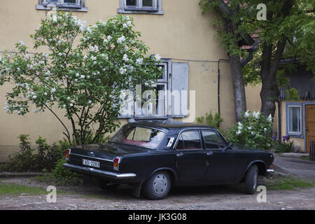 La Lettonie, l'ouest de la Lettonie, Kurzeme Région, Kuldiga, 1970 de l'ère soviétique automobile Volga Banque D'Images