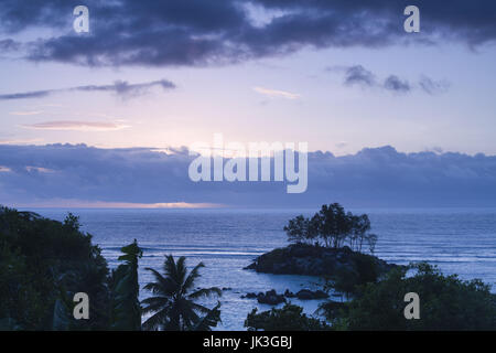 Les Seychelles, l'île de Mahé, le lever du soleil sur la plage de Fairyland Banque D'Images