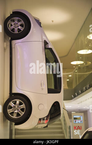 France, Paris, showroom automobile Toyota sur les Champs Elysées, Toyota iQ voiture micro challenger, à la voiture Smart Banque D'Images