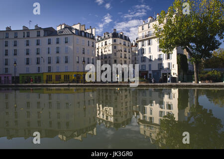 France, Paris, Canal Saint-Martin, bâtiments le long du quai de Valmy, automne Banque D'Images