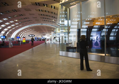 France, Paris, Charles de Gaulle, zone de départ de l'international, Terminal 2E (C), la zone de shopping Banque D'Images