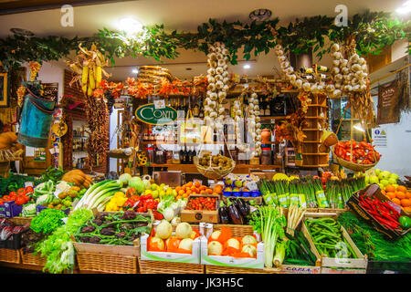 Variété de légumes sur l'affichage pour la vente sur le marché central de Florence Italie Banque D'Images