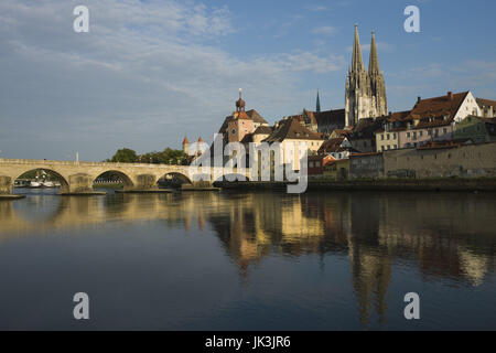 Allemagne, Bavière, Regensburg, vue du Danube et Steinerne pont, Banque D'Images