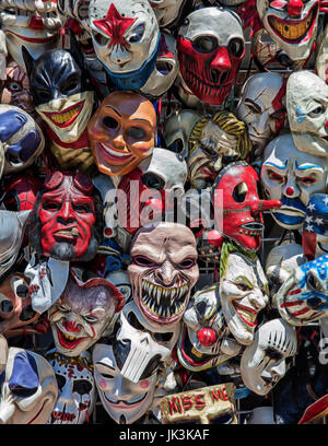 Étrange et effrayant masques pour vente à la foire de l'état de Cal Expo de Sacramento, en Californie. Banque D'Images