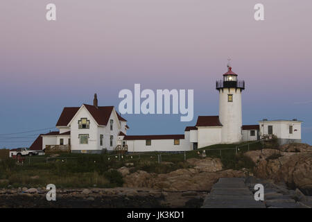 USA, Massachusetts, Cape Ann, Gloucester, l'Est Point Lighthouse, crépuscule, Banque D'Images