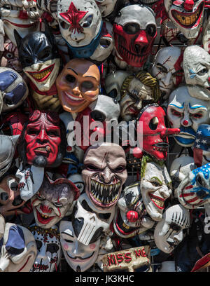 Étrange et effrayant masques pour vente à la foire de l'état de Cal Expo de Sacramento, en Californie. Banque D'Images