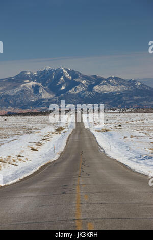 USA, Utah, Moab, Dead Horse Point State Park, Park Road et de Montagnes La Sal, hiver Banque D'Images