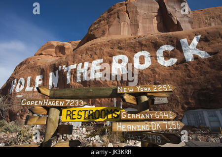 USA, Utah, Moab, trou dans la roche boutique touristique, hiver Banque D'Images