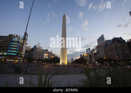 L'ARGENTINE, Buenos Aires, El Obelisko, symbole de l'Argentine, de l'Avenida 9 de Julio, la Plaza de la Republica, le soir, le niveau de la rue Banque D'Images