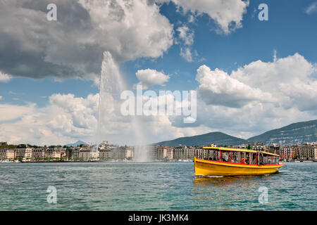 Genève, Suisse, société d'embarcations traditionnelles jaune et rouge, appelé Mouettes, exécute un lac de Genève et de navigation avec skyline célèbre Jet d'eau Banque D'Images