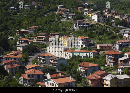 Italie, Sardaigne, dans l'ouest de la Sardaigne, Santu Lussurgiu, ville construite à l'intérieur de cratère volcanique près de Monti Ferri highland Banque D'Images