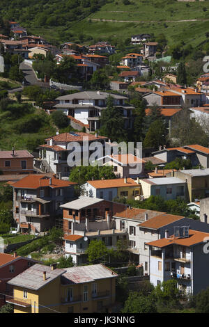 Italie, Sardaigne, dans l'ouest de la Sardaigne, Santu Lussurgiu, ville construite à l'intérieur de cratère volcanique près de Monti Ferri highland Banque D'Images