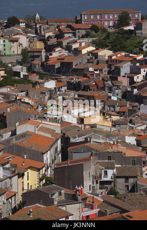 Italie, Sardaigne, dans l'ouest de la Sardaigne, Santu Lussurgiu, ville construite à l'intérieur de cratère volcanique près de Monti Ferri highland Banque D'Images